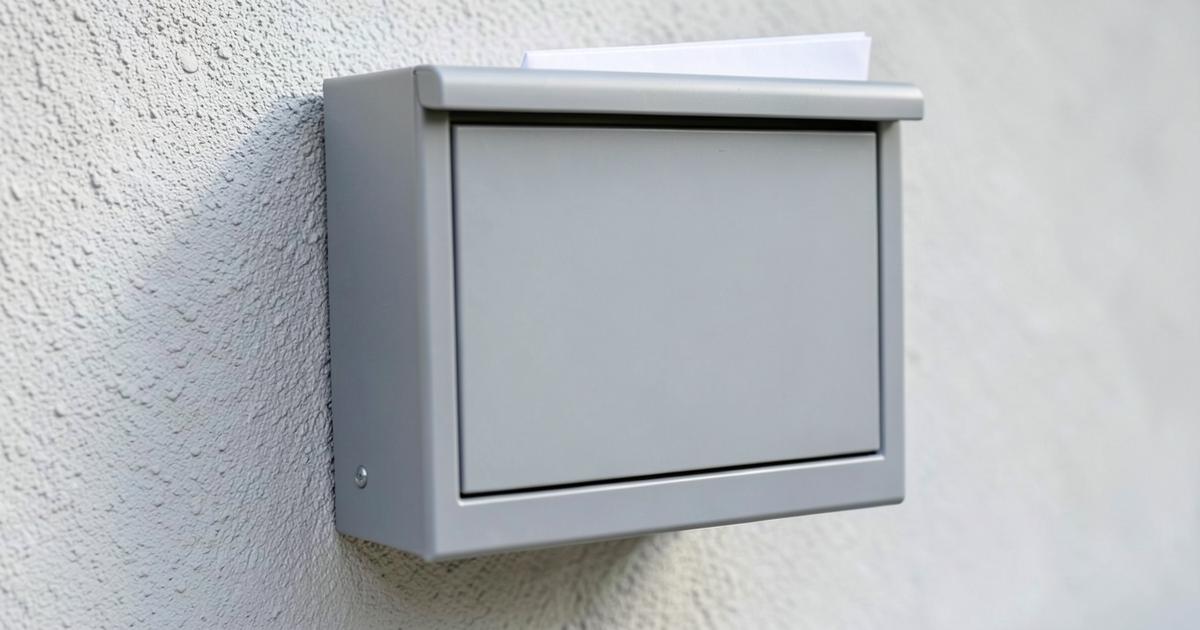 Privater Briefkasten an einer Hauswand mit Namensschild