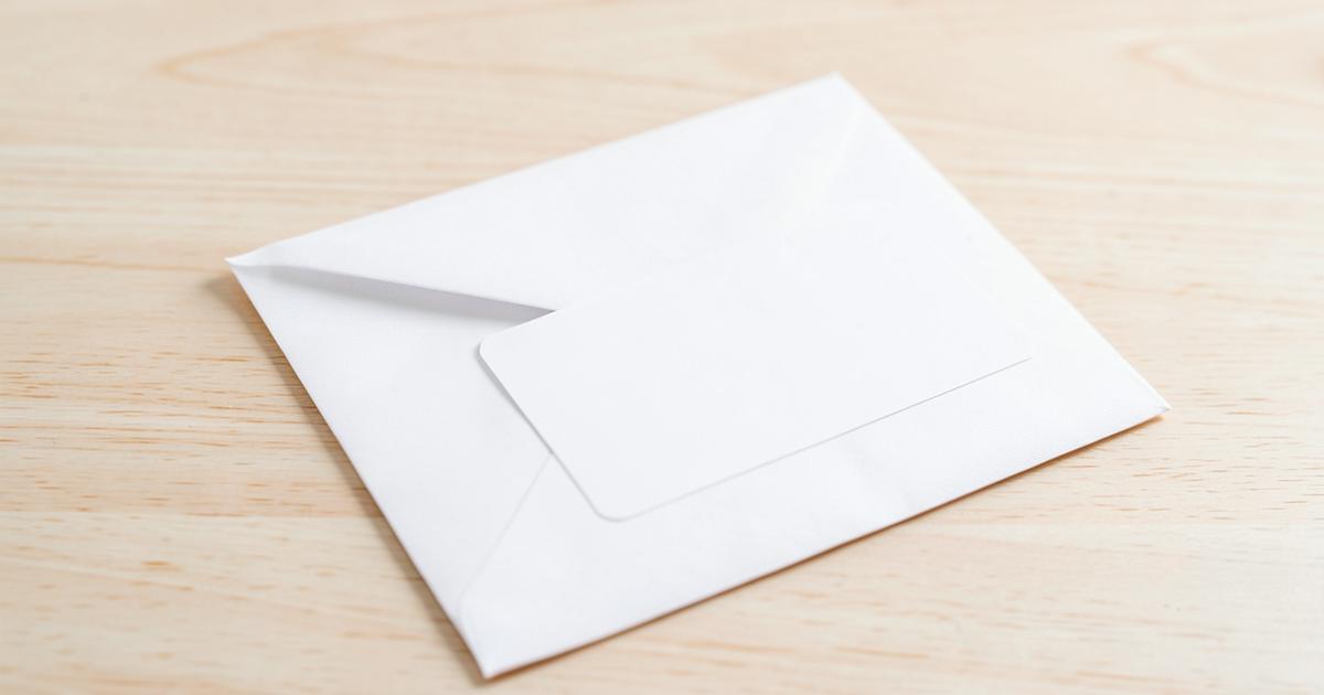 Stapel Briefe mit Umschlägen und Stift